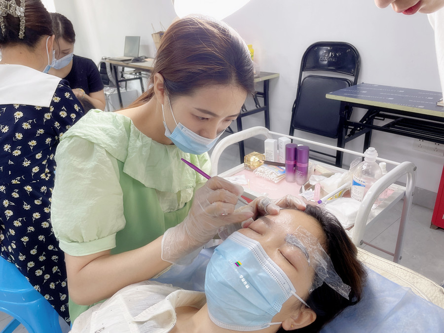 南寧教紋繡：如何掌握紋繡上色的時(shí)間？