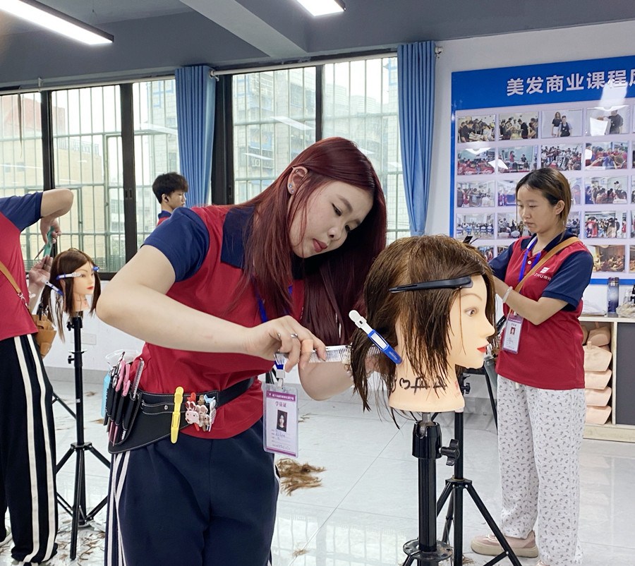 幼態(tài)臉選發(fā)型的關(guān)鍵，南寧剪發(fā)造型女士教學(xué)