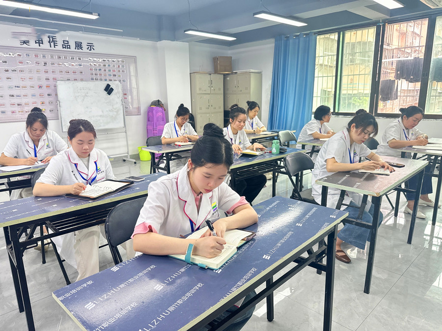 南寧學(xué)美容去哪學(xué)？麗竹學(xué)校美容專(zhuān)業(yè)歡迎您