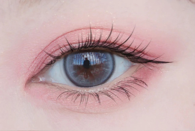 眼影平涂法重點解析，廣西化妝專業(yè)教學(xué)