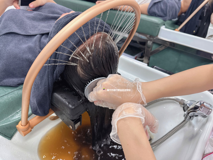 艾葉煮水洗頭好處？廣西頭療養(yǎng)發(fā)學(xué)校講解