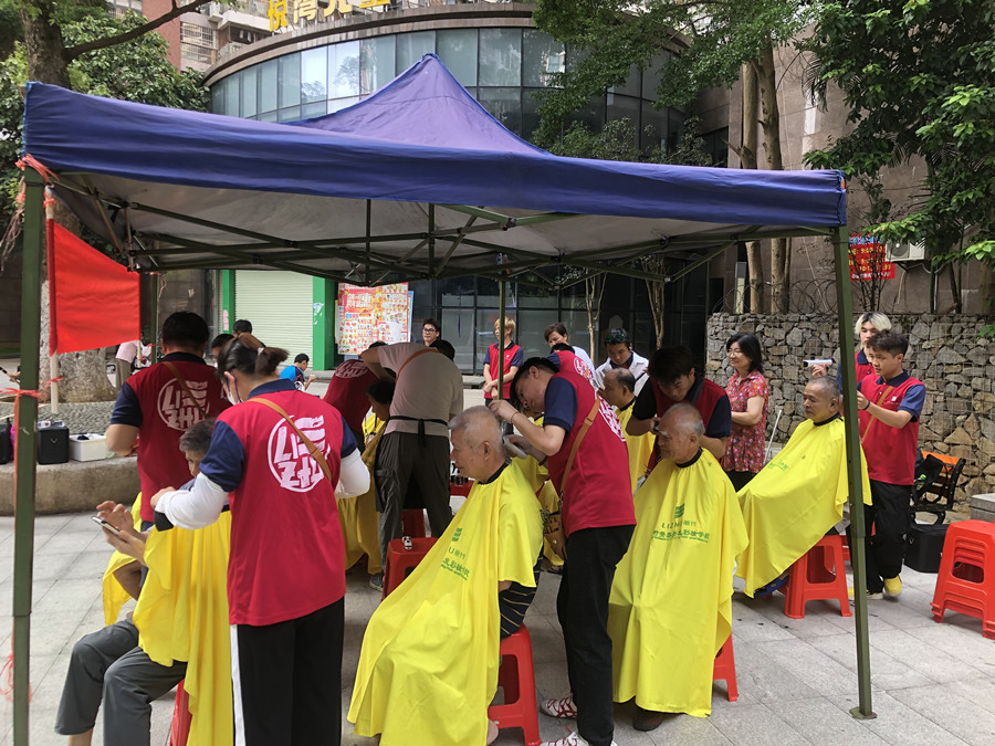 廣西美發(fā)職業(yè)學(xué)校開(kāi)展“學(xué)雷鋒”免費(fèi)理發(fā)活動(dòng)。