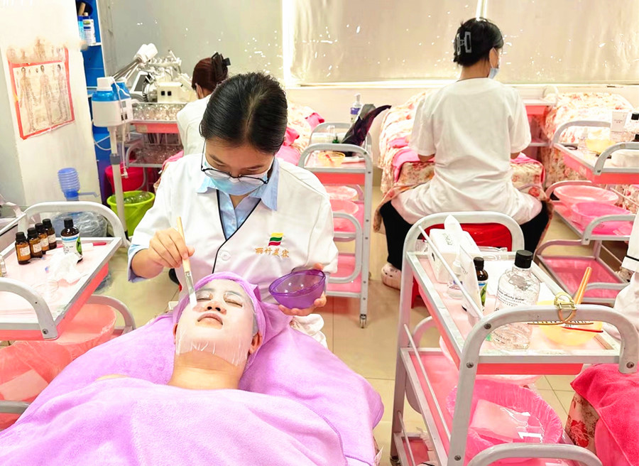 夏季補(bǔ)水的重要性，南寧美容護(hù)膚養(yǎng)顏學(xué)校分享