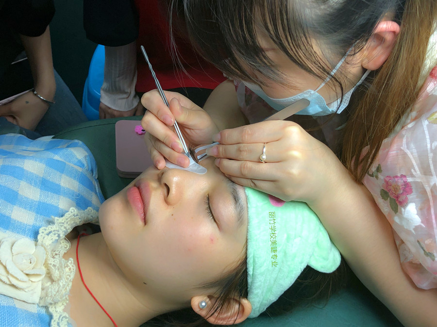 美睫師拿鑷子的標(biāo)準(zhǔn)，美睫教學(xué)零基礎(chǔ)