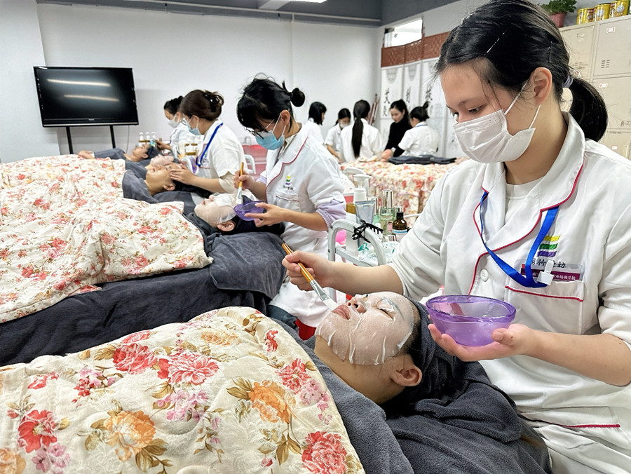 不同膚質(zhì)敷面膜的頻率，南寧護(hù)膚學(xué)校分享