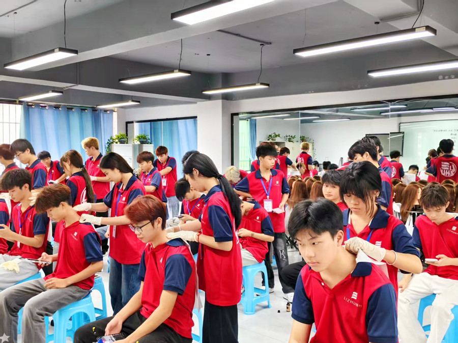 美發(fā)洗護(hù)精油按摩肩頸的好處，廣西洗護(hù)專業(yè)學(xué)校講解