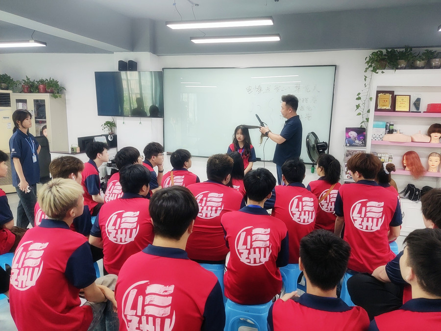 通用燙發(fā)后打理技巧，廣西燙染專業(yè)學(xué)校分享