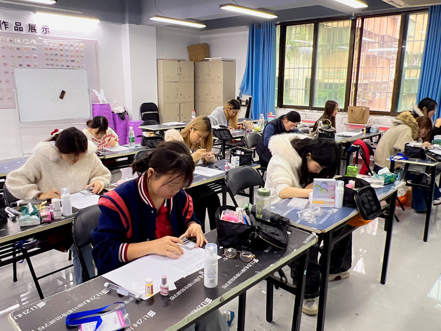 學(xué)美甲零基礎(chǔ)，南寧美甲美睫學(xué)校