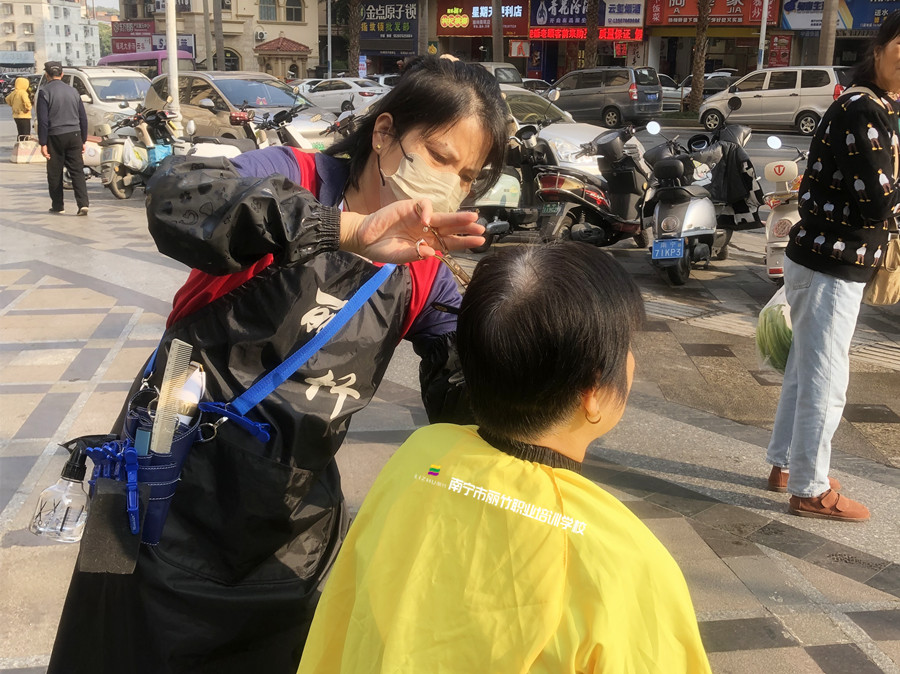 南寧剪發(fā)培訓(xùn)：新手如何挑選美發(fā)剪刀？