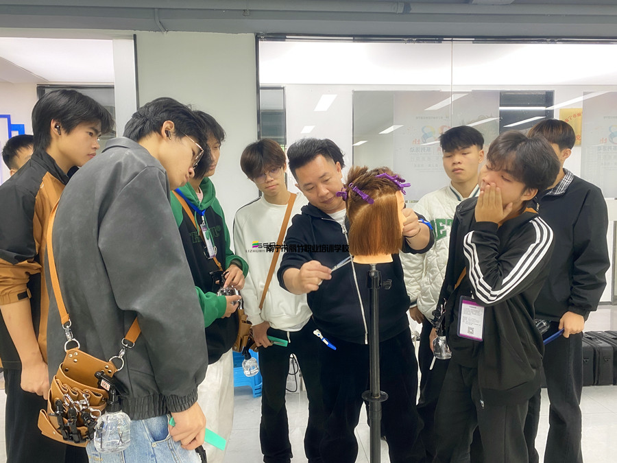 圓形層次修剪，廣西剪發(fā)技術(shù)學(xué)校