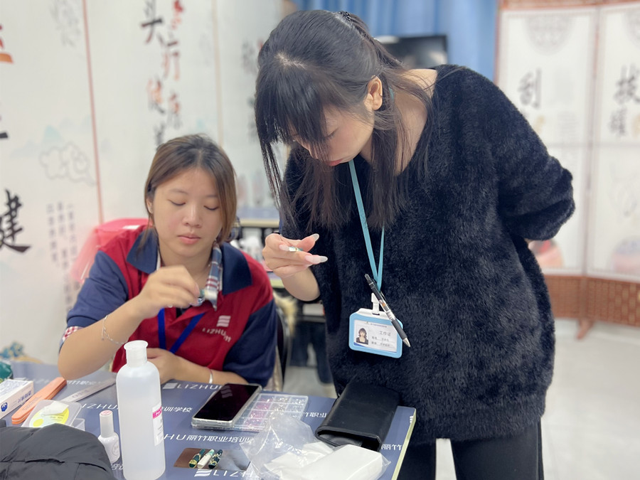 輕奢綠色貓眼美甲，南寧專業(yè)美甲學(xué)校學(xué)員作品