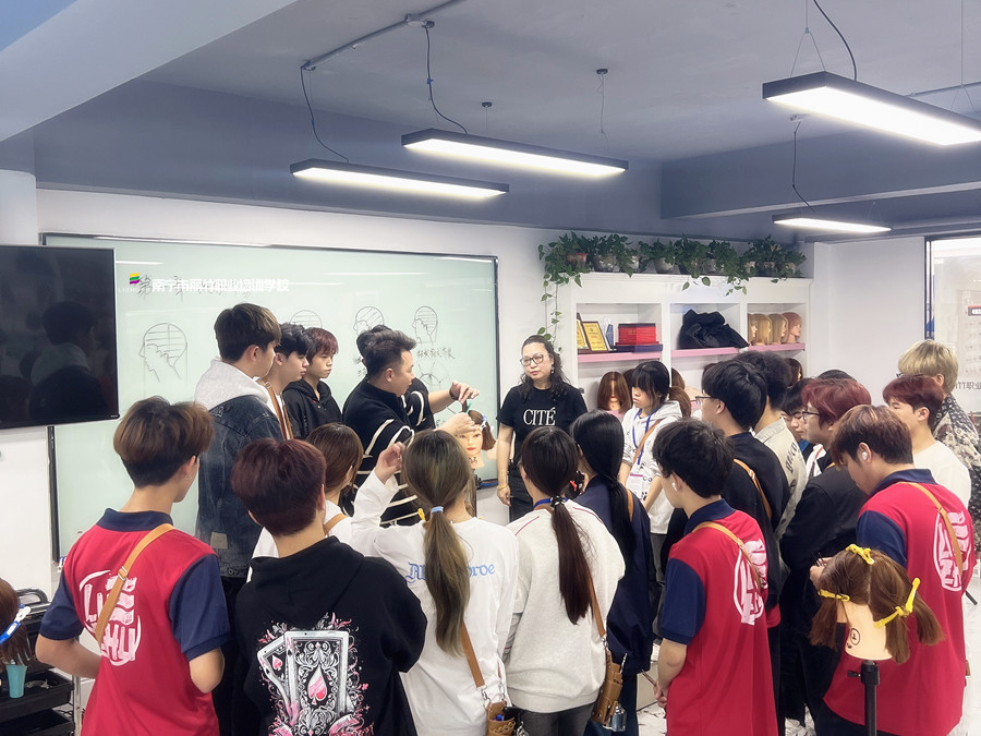 新手學(xué)女士精剪的誤區(qū)，南寧學(xué)發(fā)型