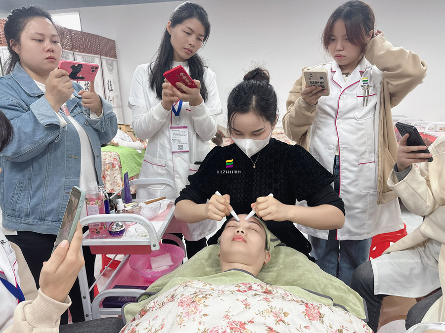 額頭撥筋的注意事項，廣西美容護(hù)膚課件講解