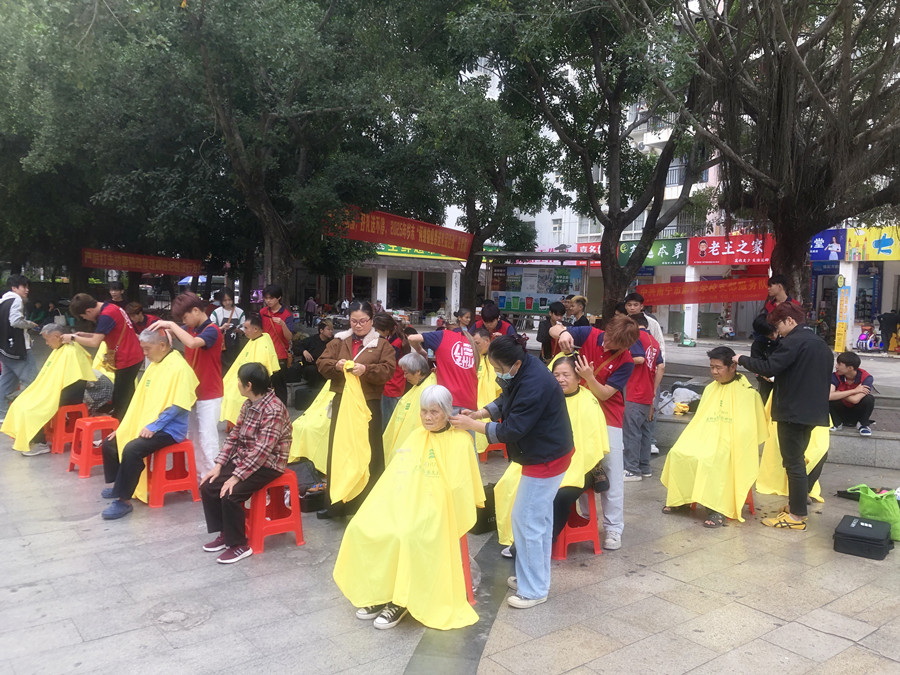 南寧美發(fā)學(xué)校外出實踐活動，檢驗學(xué)員技術(shù)能力