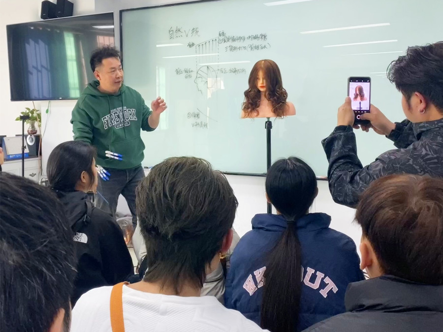 自然V線修剪手法，從零開始學(xué)美發(fā)