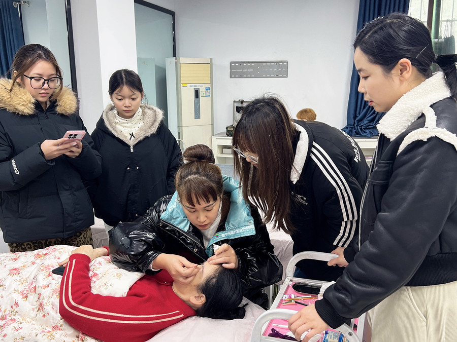 在南寧學紋繡，解鎖美業(yè)新技能