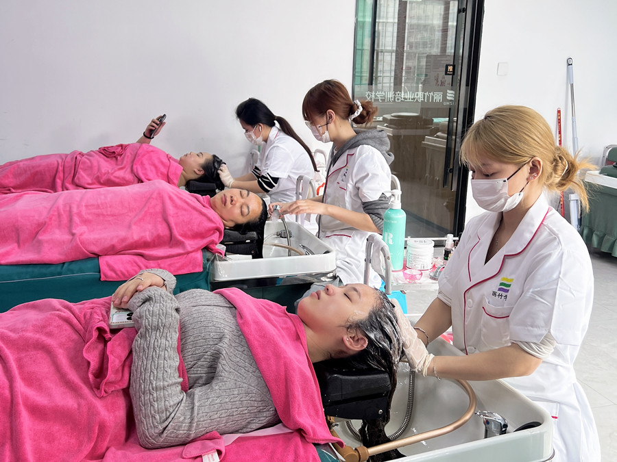 南寧頭療專業(yè)學校：新手頭療入門真人實操練習