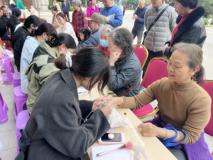 南寧美甲學(xué)校公益活動(dòng)，一場(chǎng)有意義的外出教學(xué)