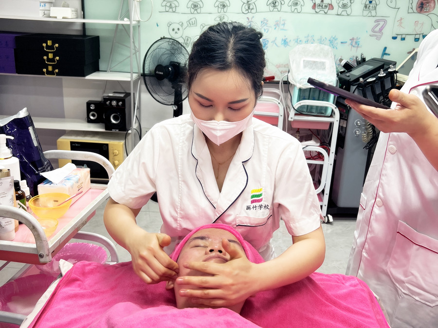 廣西美容護膚專業(yè)學(xué)校老師示范面部按摩手法